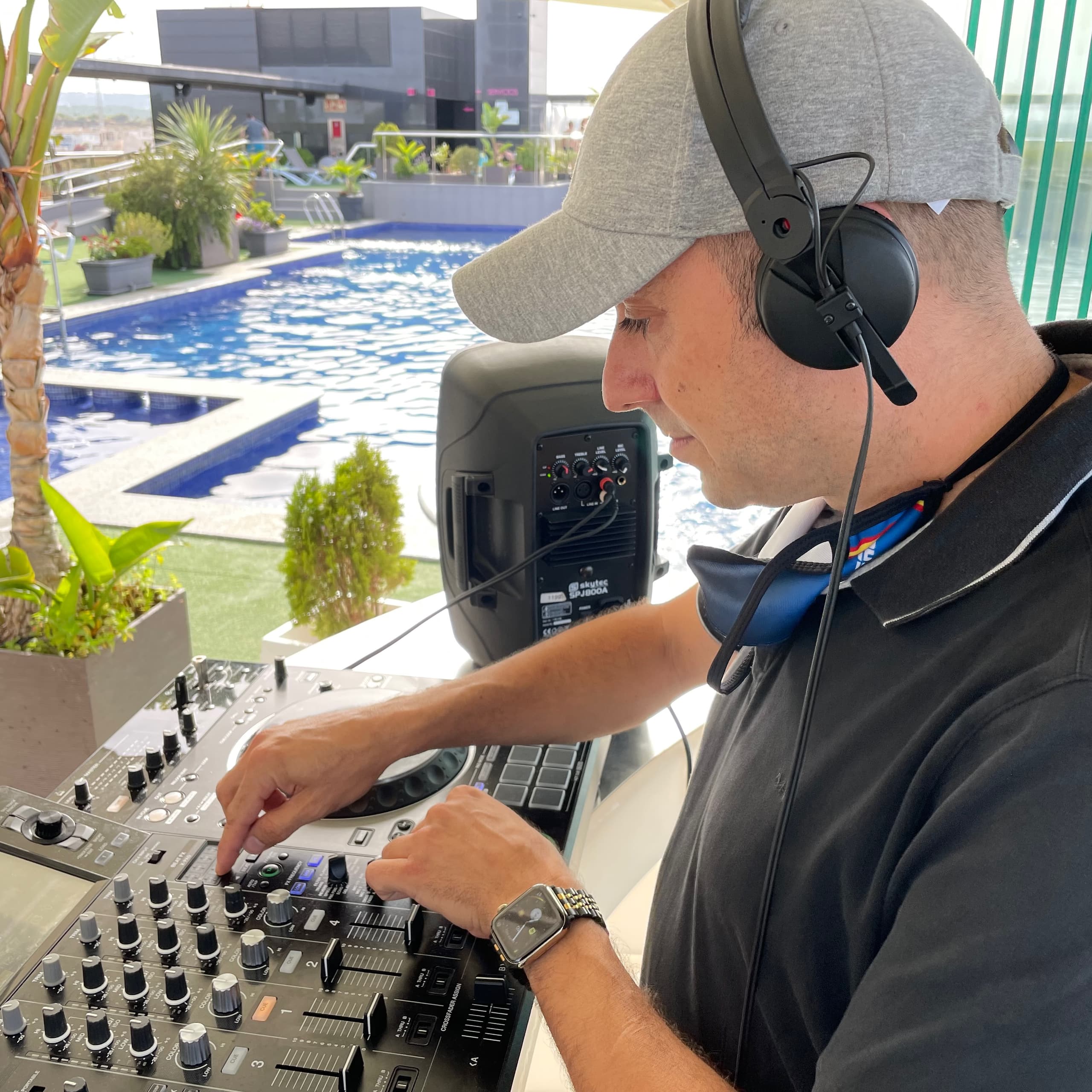 Gus Aguero pinchando en directo